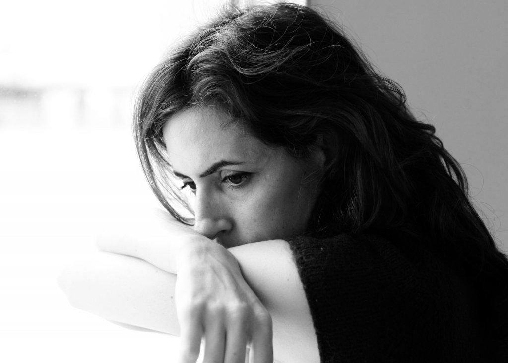 Femme triste face aux pensées suicidaires