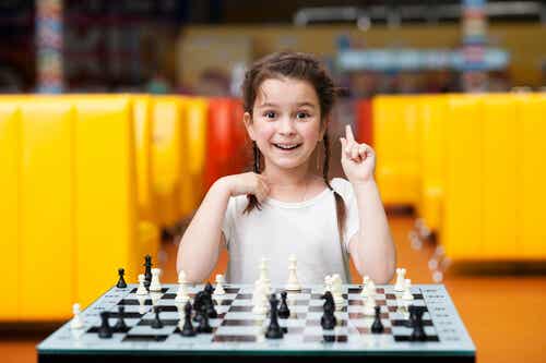 Niña jugando al ajedrez simbolizando al un niño hiperactivo