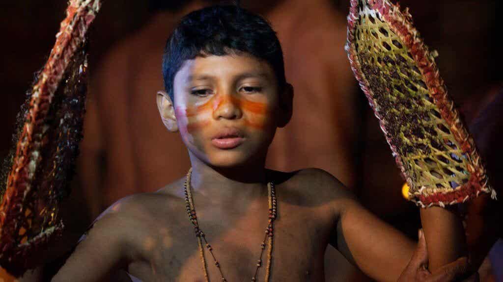 Niño de la tribu Satere Mawé