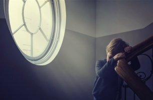 niño solo en barandilla simbolizando cómo los padres afectan a nuestra salud mental