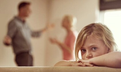 niña simbolizando a un niño hiperactivo