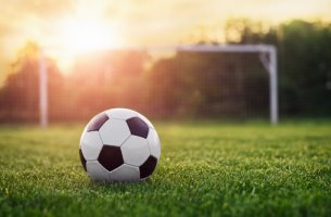 Balón de fútbol en el campo