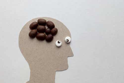 Perfil de una persona con café en el cerebro