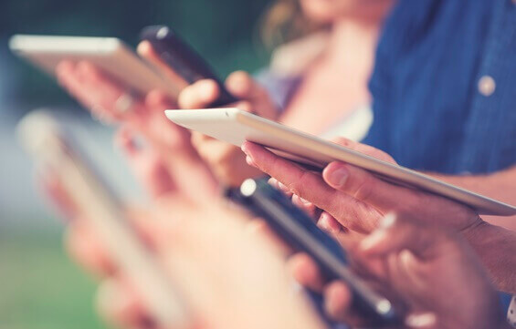 Personas con tablets y teléfonos