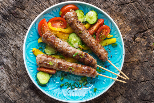 Brochetas de carne con verduras para representar la comida de los flexitarianos