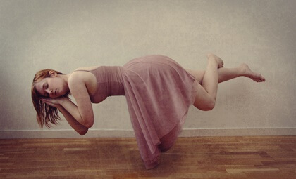 mujer en el aire llegando a la fase REM