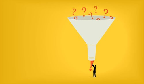 embudo con interrogantes para simbolizar la técnica del 10-10-10