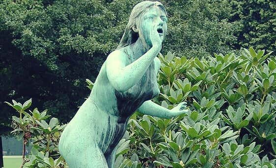 estatua simbolizando el síndrome de eco