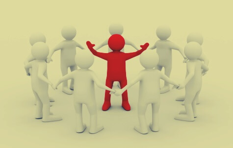 grupo de figuras simbolizando cómo liderar grupos y equipos