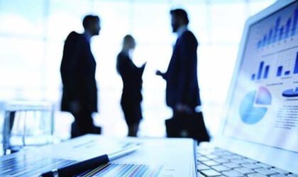 personas simbolizando cómo liderar grupos y equipos