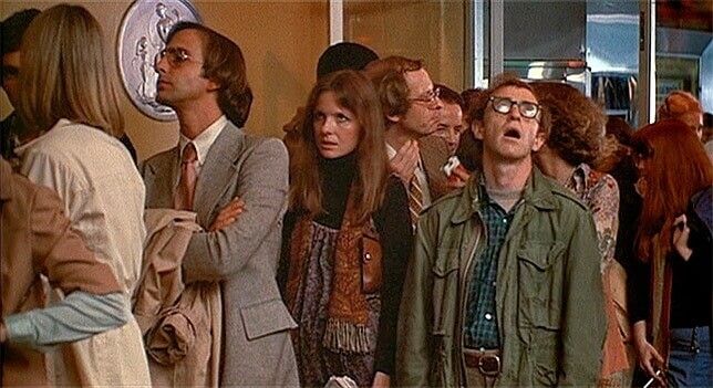 Hombre aburrido esperando en una cola