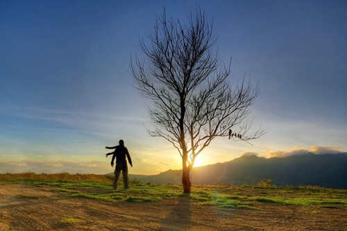Mann denkt beim Spaziergang über gesunde Selbstliebe nach