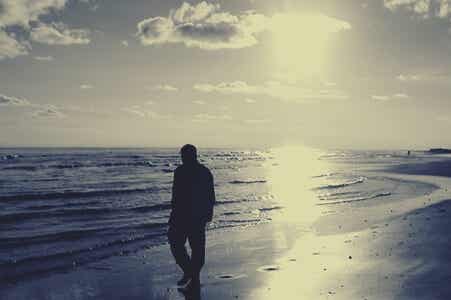 hombre paseando por playa simbolizando las caras del narcisismo