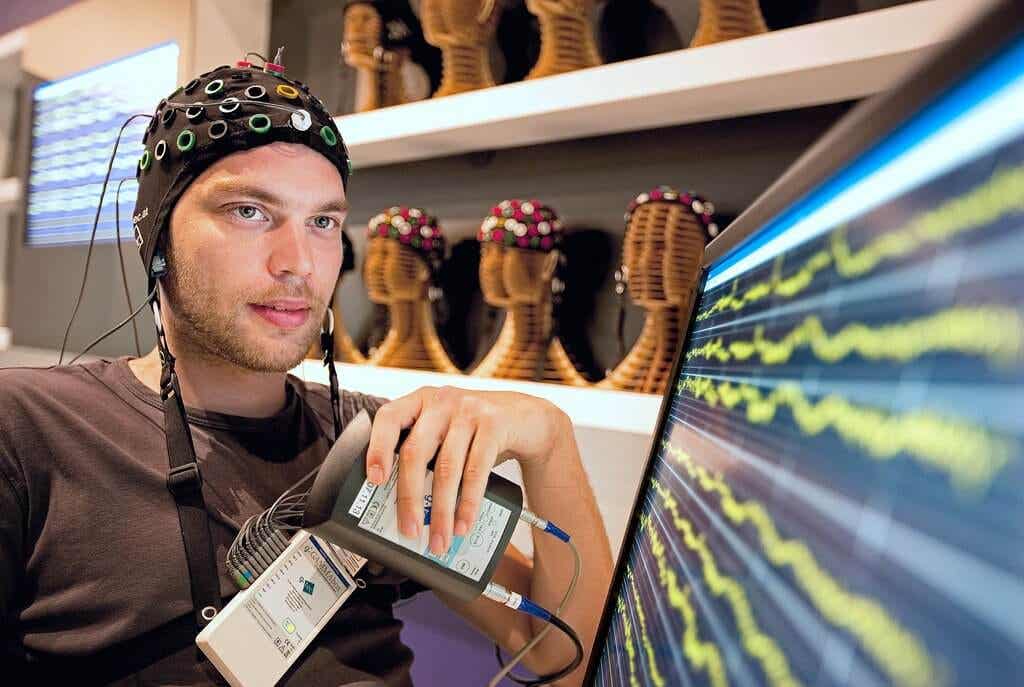 Hombre con dispositivo para medir su actividad cerebral que representa el Neurogaming