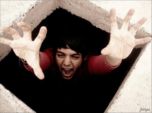 Hombre pidiendo ayuda porque está atrapado