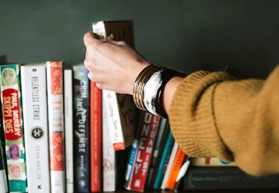 estantería con libros para vencer la ansiedad
