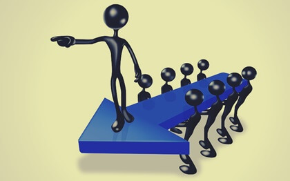 figuras llevando a otra simbolizando el liderazgo autocrático