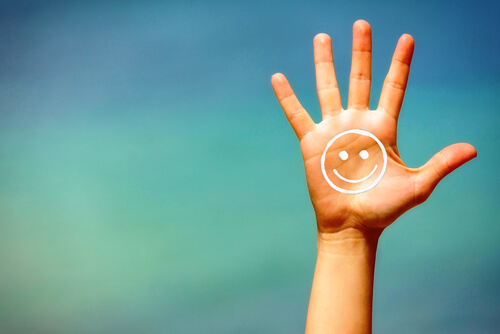Mano con cara sonriente