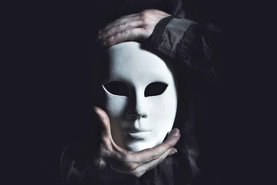 mascara blanca simbolizando la maldad humana