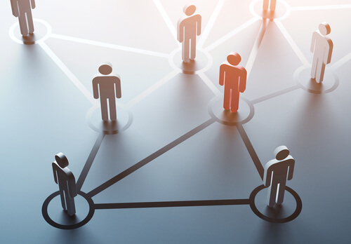 Monigotes conectados por líneas