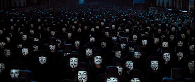 Muchas personas con la máscara de V en el cine