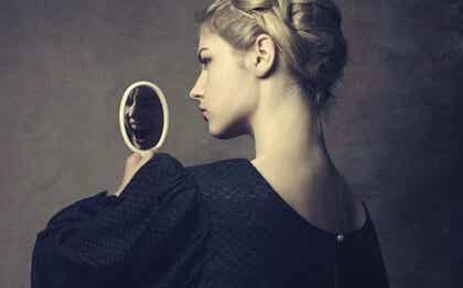 mujer ante el espejo simbolizando el problema de pedir disculpas