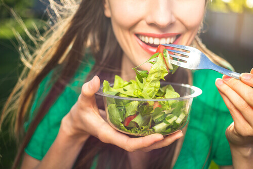 Mujer comiendo una ensalada