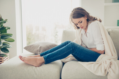 Mujer con dolor de estómago