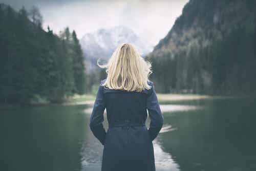 Mujer espaldas mirando un lago