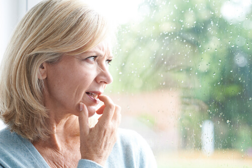 Mujer con fobia mirando por la ventana
