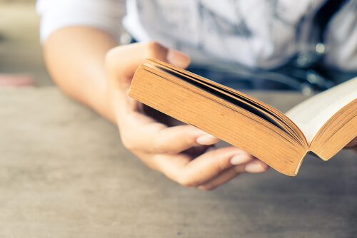 Mujer leyendo una novela histórica