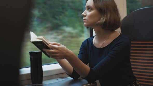 chica en tren para representar los beneficios de leer mientras viajamos