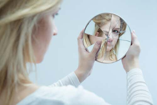 Mujer mirándose en un espejo