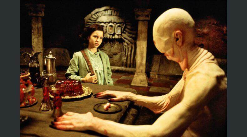 Niña con un monstruo en la mesa