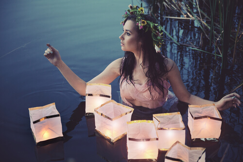 Ninfa con lámparas con luces en el agua