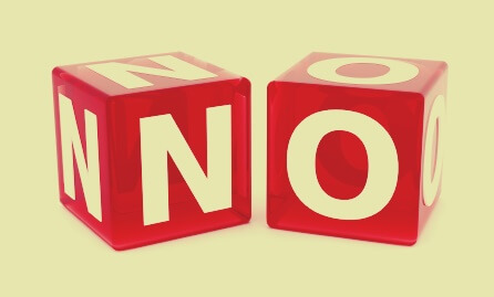 dados que forman la palabra NO simbolizando cómo neutralizar a un narcisista