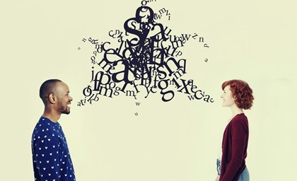 pareja dirigiéndose palabras sabiendo qué decir