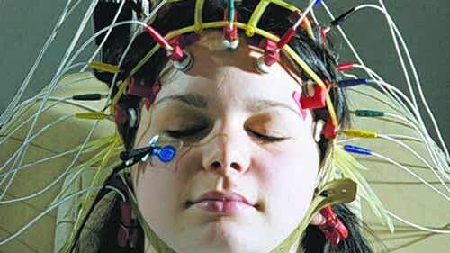 chica con electrodos simbolizando el aprendizaje durante el sueño