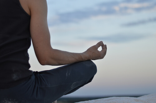 Persona meditando en un retiro de silencio