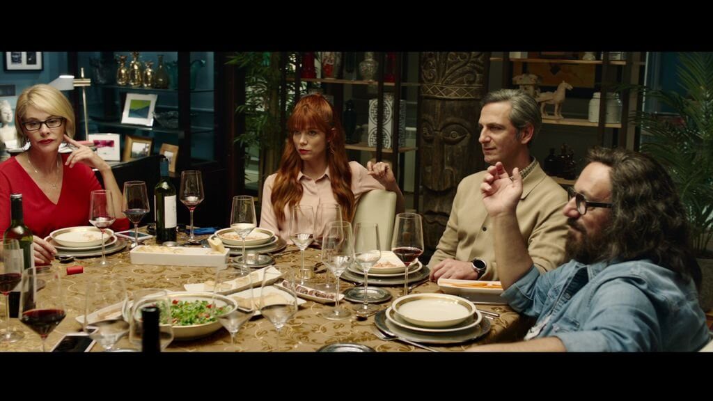 Personas cenando en una mesa