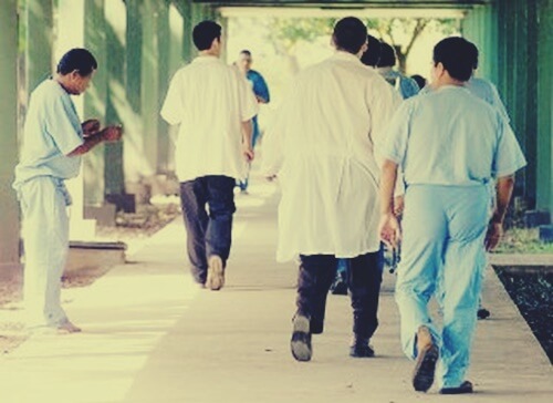 personas simbolizando un experimento de antipsiquiatría