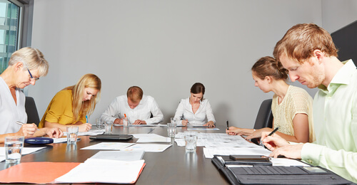 Personas haciendo una prueba