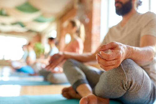 Personas meditando en grupo en un retiro de silencio
