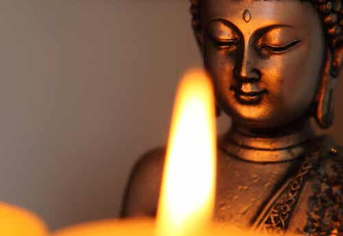 Buda con la luz de una vela