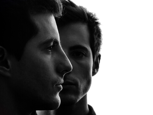 Cara de dos hombres simbolizando a las mujeres que aman a psicópatas