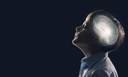 Niño con el cerebro iluminado por practicar brain balance