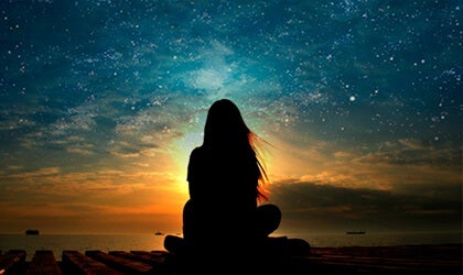 chica mirando el cielo simbolizando el efecto ‘wanderlust’
