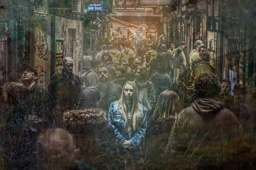 chica entre multitud que sufre soledad emocional