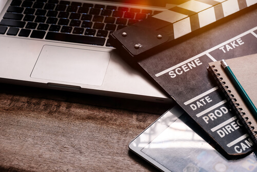 Claqueta de cine sobre ordenador