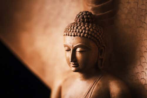 Estatua de Buda apoyada en una pared